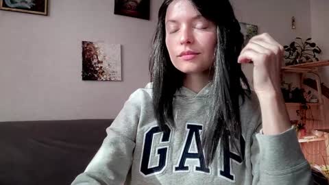 Snapshot of angelika_rouge chatting on 10.17.25 Angelika Rouge online show from 10.17.25