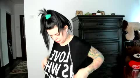 Snapshot of angelinacht chatting on 11.19.25 Angelina online show from 11.19.25