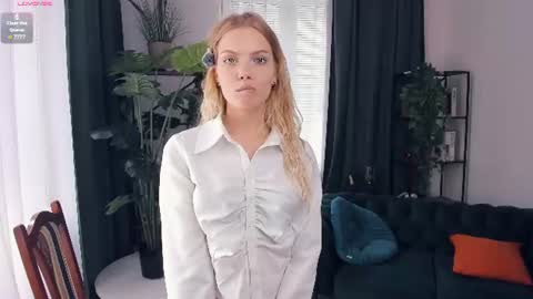 Snapshot of angelinahass chatting on 07.14.26 Alice WOW online show from 07.14.26