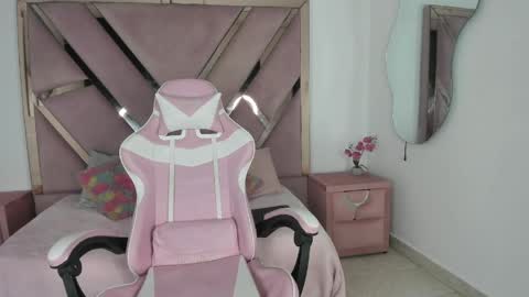 Snapshot of angell_petite01 chatting on 05.07.26 angell_petite01 online show from 05.07.26