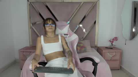 Snapshot of angell_petite01 chatting on 05.14.26 angell_petite01 online show from 05.14.26