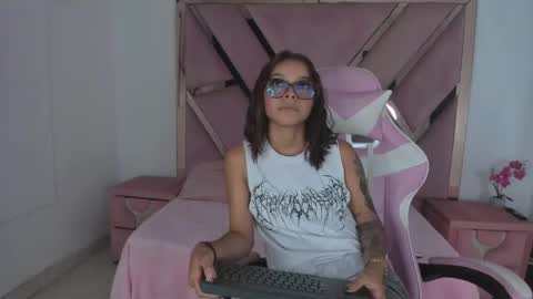 Snapshot of angell_petite01 chatting on 06.02.26 angell_petite01 online show from 06.02.26