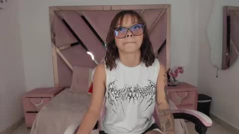 Snapshot of angell_petite01 chatting on 06.17.26 angell_petite01 online show from 06.17.26