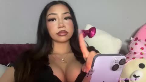 Snapshot of angelllsworlddd chatting on 12.19.25 angel online show from 12.19.25