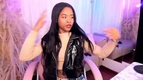 Snapshot of angelsmia_ chatting on 10.29.25 MIA available content ask online show from 10.29.25