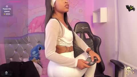 Snapshot of angelsmia_ chatting on 10.31.25 MIA available content ask online show from 10.31.25