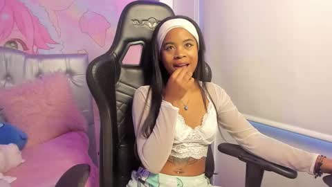 Snapshot of angelsmia_ chatting on 11.01.25 MIA available content ask online show from 11.01.25