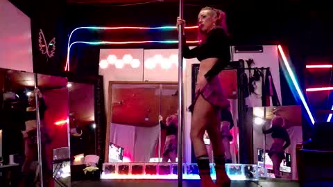 Snapshot of angelsparkle80 chatting on 12.14.25 Madison Marie online show from 12.14.25