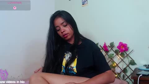 Snapshot of angielee01 chatting on 10.16.25 Angie y Andres online show from 10.16.25