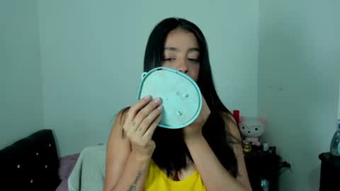 Snapshot of angielee01 chatting on 06.23.26 Angie y Andres online show from 06.23.26