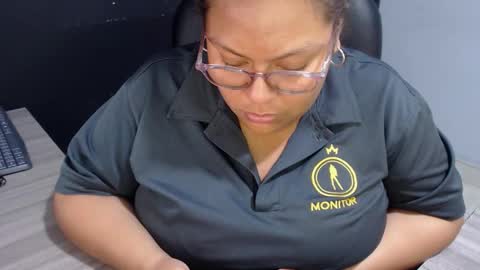 Snapshot of angy_ro12 chatting on 10.25.25 angy online show from 10.25.25