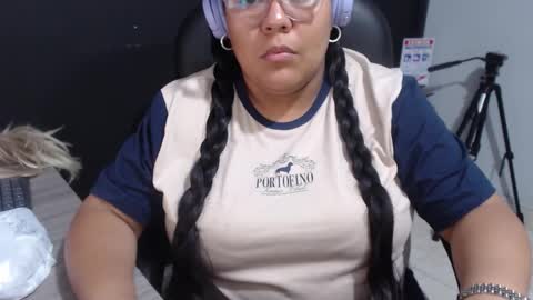 Snapshot of angy_ro12 chatting on 11.30.25 angy online show from 11.30.25