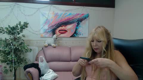 Anna Ditrih online show from 01.05.25