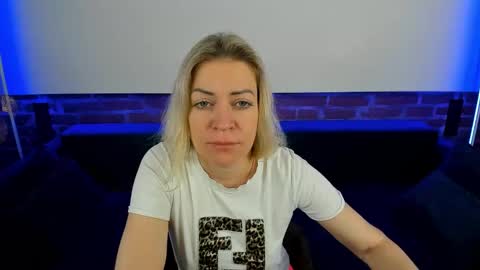 anna_snow9 online show from 10.21.25