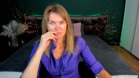 Snapshot of annabel_xxx chatting on 09.25.25 Annabel online show from 09.25.25