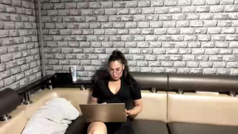 Sarah online show from 10.28.25