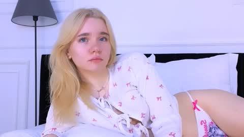 Snapshot of annabellelu chatting on 10.29.25 AnnaBelle online show from 10.29.25