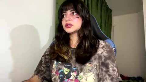 Snapshot of annacrow chatting on 12.17.25 Anna online show from 12.17.25