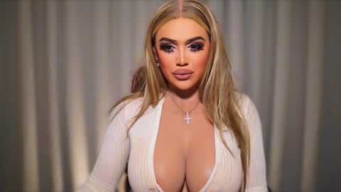 Snapshot of annecalifornia chatting on 12.01.25 Anne Hart online show from 12.01.25