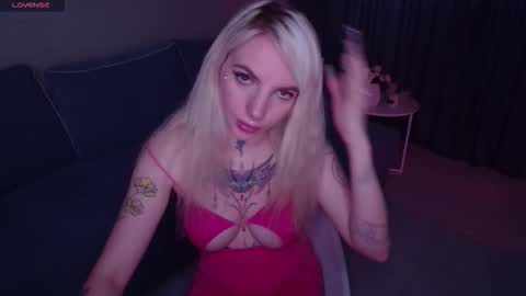 Snapshot of annetenet chatting on 09.28.25 Annet online show from 09.28.25