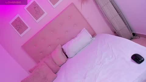 annie_dolce_ online show from 10.22.25