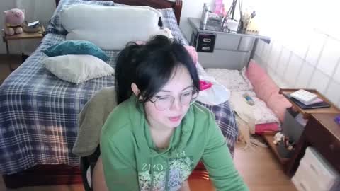 Snapshot of annie_swan_18 chatting on 01.21.25 LAURA - A n n i e S w a n online show from 01.21.25