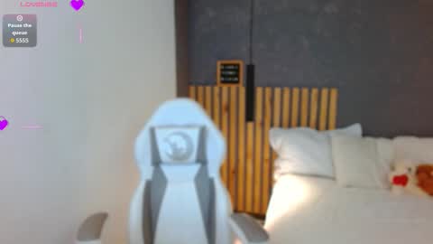 Snapshot of annie_volker chatting on 11.21.25 Annie Volker online show from 11.21.25