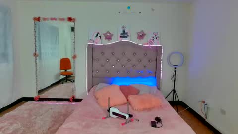 Snapshot of anniecutte_ chatting on 12.30.24 anniecutte online show from 12.30.24