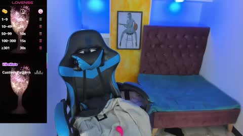 Snapshot of anniee_x chatting on 11.25.25 Anniee online show from 11.25.25