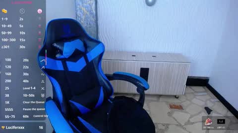 Snapshot of anniee_x chatting on 12.04.25 Anniee online show from 12.04.25