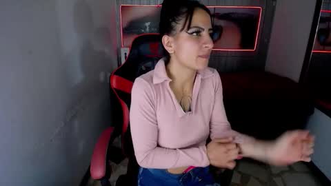 Snapshot of anniee_x chatting on 12.20.25 Anniee online show from 12.20.25