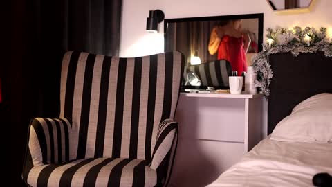 Snapshot of annittastar chatting on 12.17.24 annittastar online show from 12.17.24