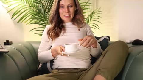 Snapshot of annittastar chatting on 12.23.25 annittastar online show from 12.23.25