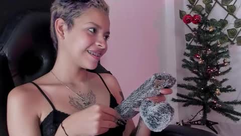 Snapshot of anny_kiitty_ chatting on 12.16.25 Anny online show from 12.16.25