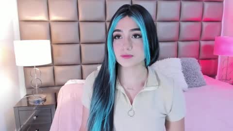 Snapshot of annyhizzle chatting on 02.07.25 online show from 02.07.25