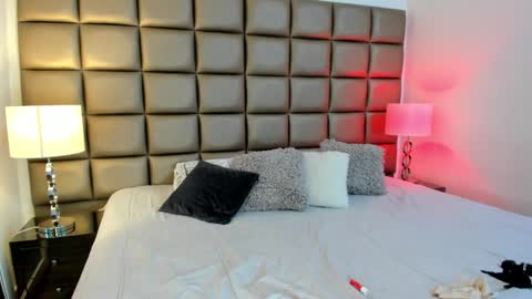 Snapshot of annyhizzle chatting on 02.19.25 online show from 02.19.25