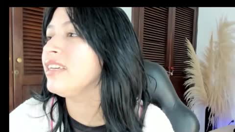 Snapshot of annyrusso chatting on 12.20.25 annyrusso online show from 12.20.25