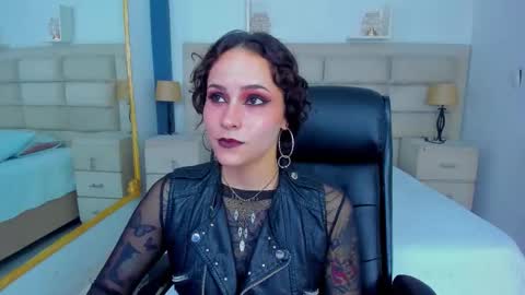 Snapshot of annythomsonn chatting on 10.10.25 AnnyT online show from 10.10.25