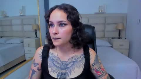 Snapshot of annythomsonn chatting on 10.13.25 AnnyT online show from 10.13.25