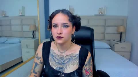 Snapshot of annythomsonn chatting on 10.17.25 AnnyT online show from 10.17.25