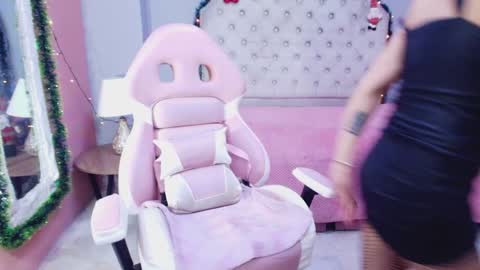 Snapshot of annyxhot chatting on 12.18.24 AnnyXhot online show from 12.18.24