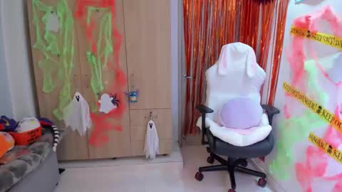 Snapshot of anto_sweet18 chatting on 10.26.25  My birthday is on december 2nd surprise me with a gift from my amazonlist online show from 10.26.25