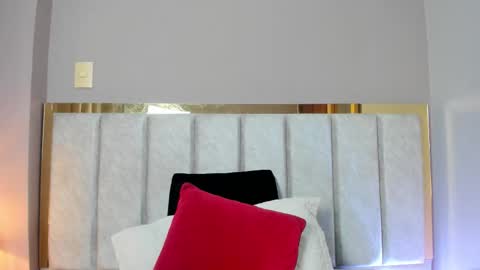 AntonellaHall  online show from 11.28.25