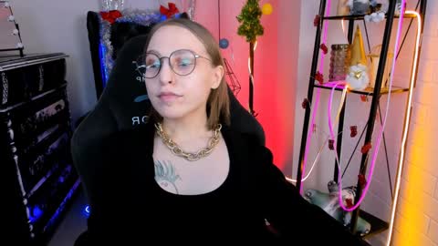 Snapshot of aphexqueen chatting on 12.14.24 APHEX QUEEN online show from 12.14.24