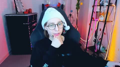 Snapshot of aphexqueen chatting on 12.25.24 APHEX QUEEN online show from 12.25.24