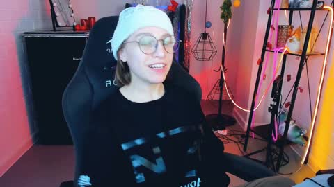 Snapshot of aphexqueen chatting on 12.25.24 APHEX QUEEN online show from 12.25.24