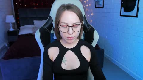 Snapshot of aphexqueen chatting on 01.12.25 APHEX QUEEN online show from 01.12.25