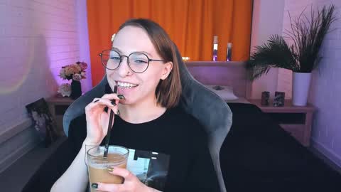 Snapshot of aphexqueen chatting on 01.14.25 APHEX QUEEN online show from 01.14.25