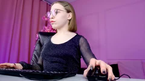 Snapshot of aphexqueen chatting on 01.28.25 APHEX QUEEN online show from 01.28.25