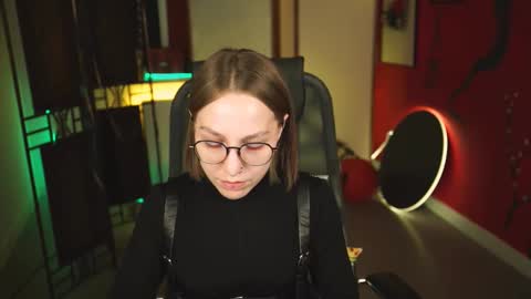 Snapshot of aphexqueen chatting on 02.13.25 APHEX QUEEN online show from 02.13.25